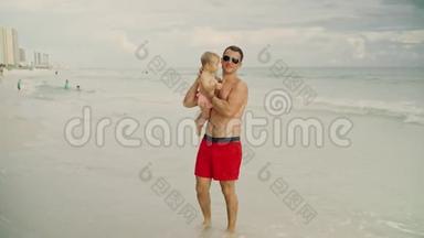 快乐的父亲和他可爱的小女儿在巴拿马城海滩玩得开心